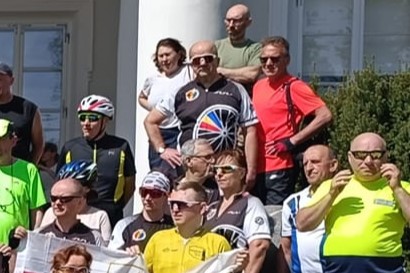 Zdjęcie wszystkich uczestnik&oacute;w Rajdu Gwiaździstego w Lubostroniu.